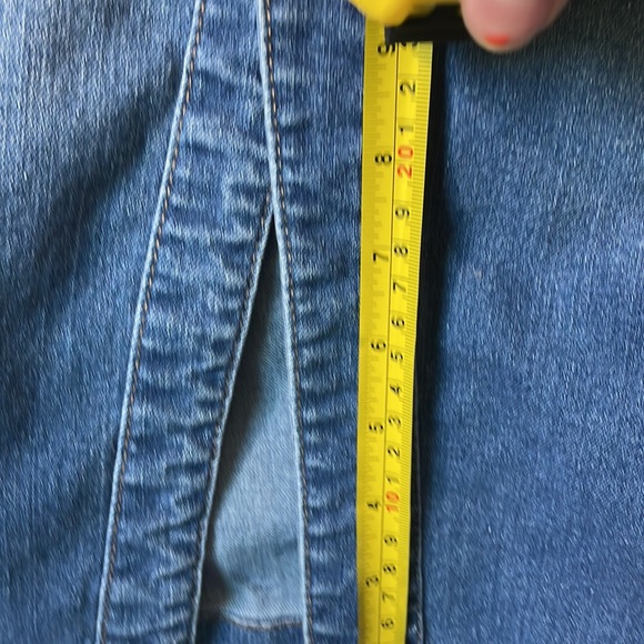 D. Jeans denim skirt with tortoiseshell buttons in size 10. - Picture 3 of 7